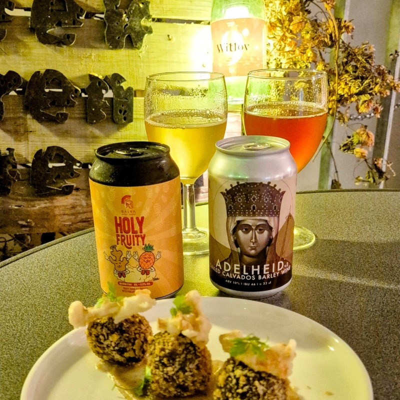 Krokante balletjes van zwarte pens met bloemkoolcreme en truffel